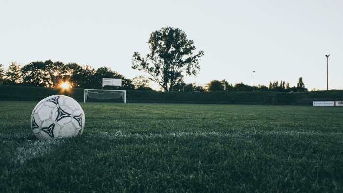 Piłka nożna kontra myślistwo – pasja w świetle emocji