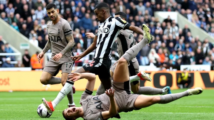 Isak zadziwia Tottenham Hotspur. Newcastle wygrywa 2:1 mimo dominacji Spurs