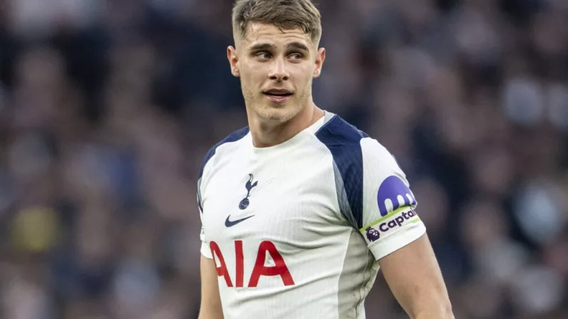 Reprezentacyjny bilans Spurs: van Hecke i Robertson z najwyższymi notami, samobój Daviesa
