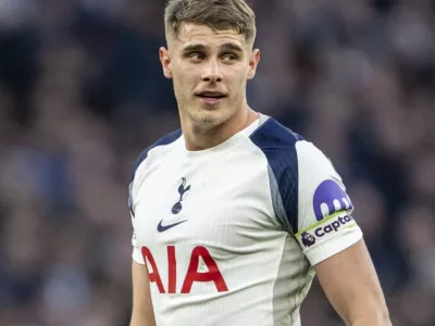 Reprezentacyjny bilans Spurs: van Hecke i Robertson z najwyższymi notami, samobój Daviesa