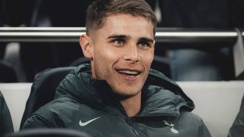 Van de Ven i Kulusevski na treningu przed meczem z Manchesterem United