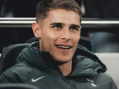 Van de Ven i Kulusevski na treningu przed meczem z Manchesterem United